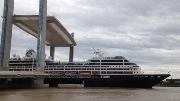 Bordeaux nouveau pont bateau