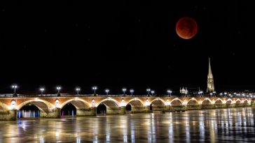 Bordeaux image lune pont de pierre