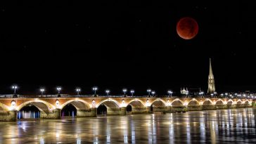 Bordeaux image lune pont de pierre