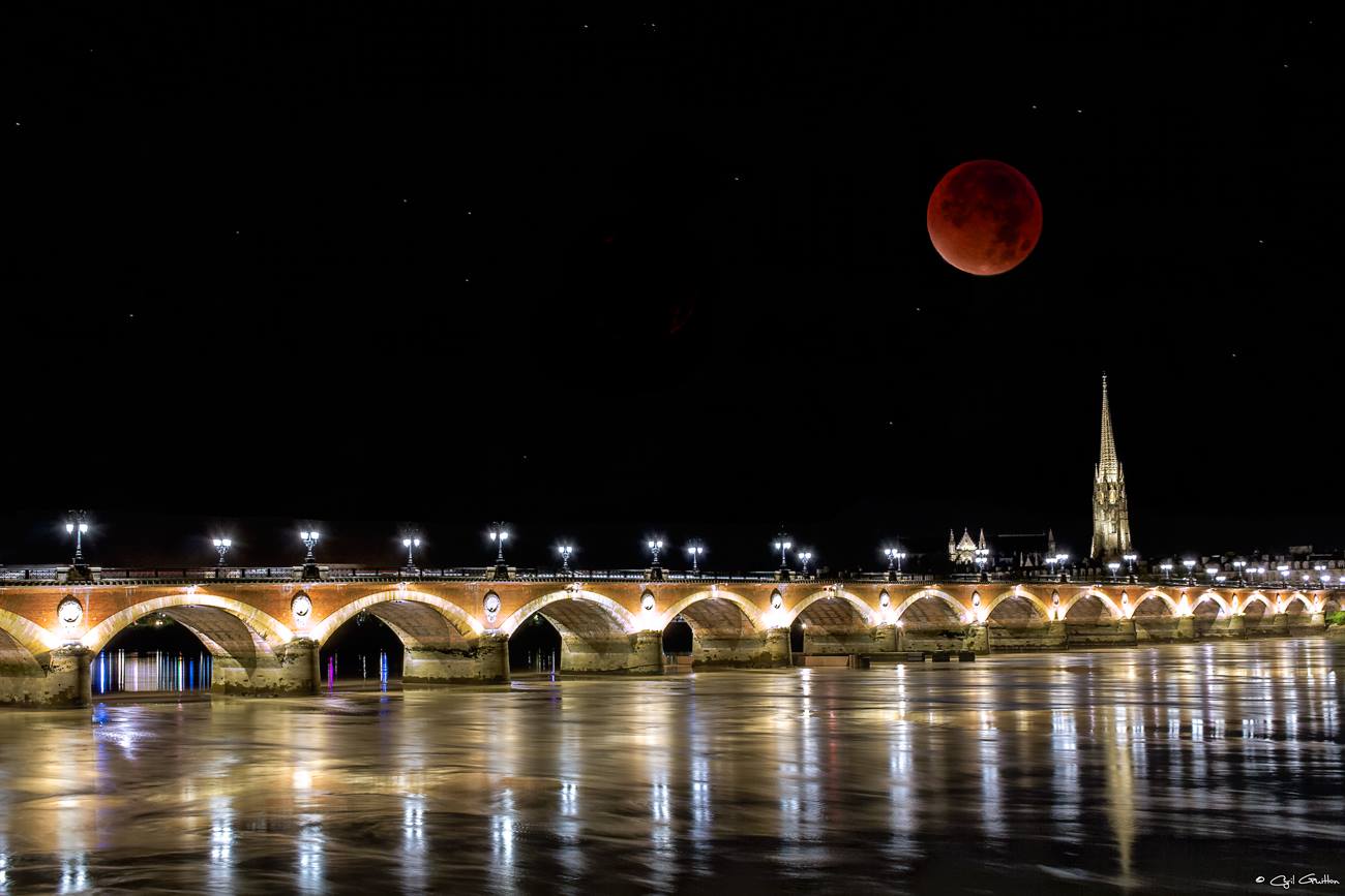 Bordeaux image lune pont de pierre