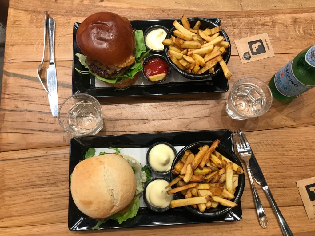 Les Bons plans à Bordeaux présentent : On a testé pour vous le Burger Bar ! Présentation des produits disponibles et notre avis ! 1