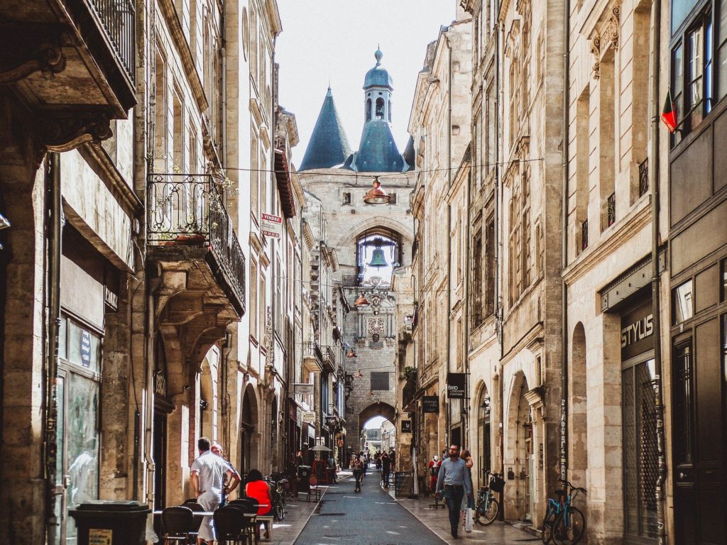 Pour remédier au confinement, l'Office de tourisme et des congrès de Bordeaux Métropole lance chaque mercredi à travers une vidéo, un lieu emblématique à découvrir avec des guides conférenciers