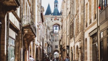 Pour remédier au confinement, l'Office de tourisme et des congrès de Bordeaux Métropole lance chaque mercredi à travers une vidéo, un lieu emblématique à découvrir avec des guides conférenciers