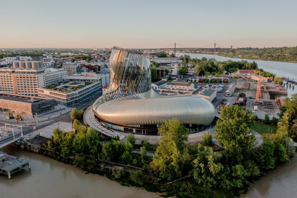 Les Bons Plans Bordeaux : La Cité du Vin propose un tarif réduit à 10€ euros sur le billet d'entrée (au lieu de 20€), à l'occasion de son 5ème anniversaire.