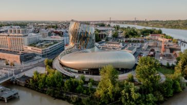 Les Bons Plans Bordeaux : La Cité du Vin propose un tarif réduit à 10€ euros sur le billet d'entrée (au lieu de 20€), à l'occasion de son 5ème anniversaire.