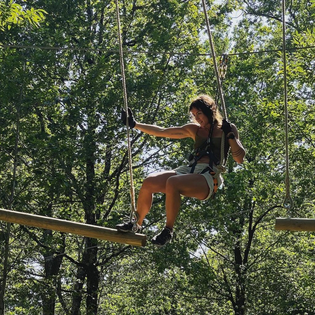 Une tyro-vigne à frissonner de plaisir, un saut de Tarzan à couper le souffle, un tyro-skate parfaitement calibré pour les amateurs de glisse en apesanteur…