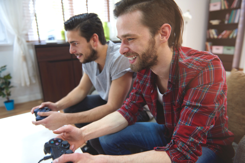 hommes-affectueux-jouant-playstation-dans-salon